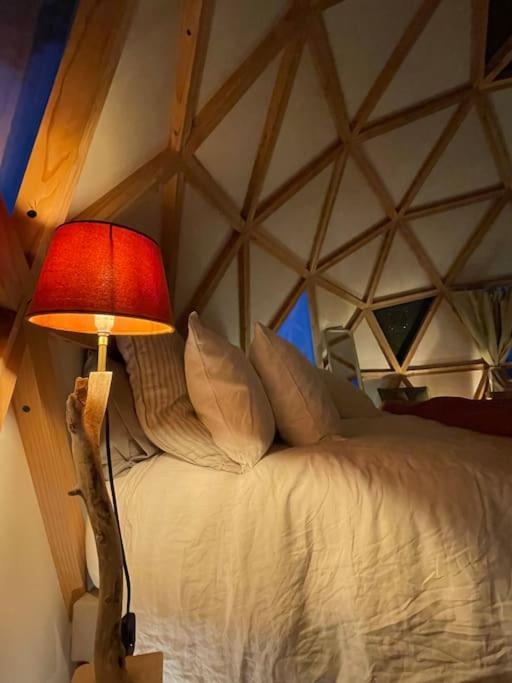 Luxury tent Dome Insolite Cedre Jacuzzi Et Petits Dejeuners Inclus Lagraulet-du-Gers